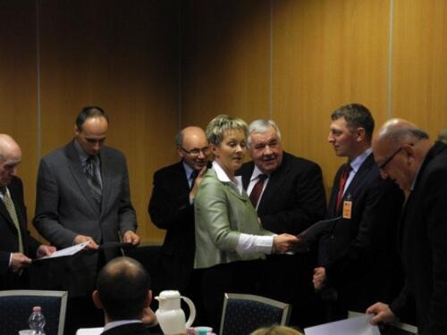 47d8b9f375201110fe5b32310835ea03